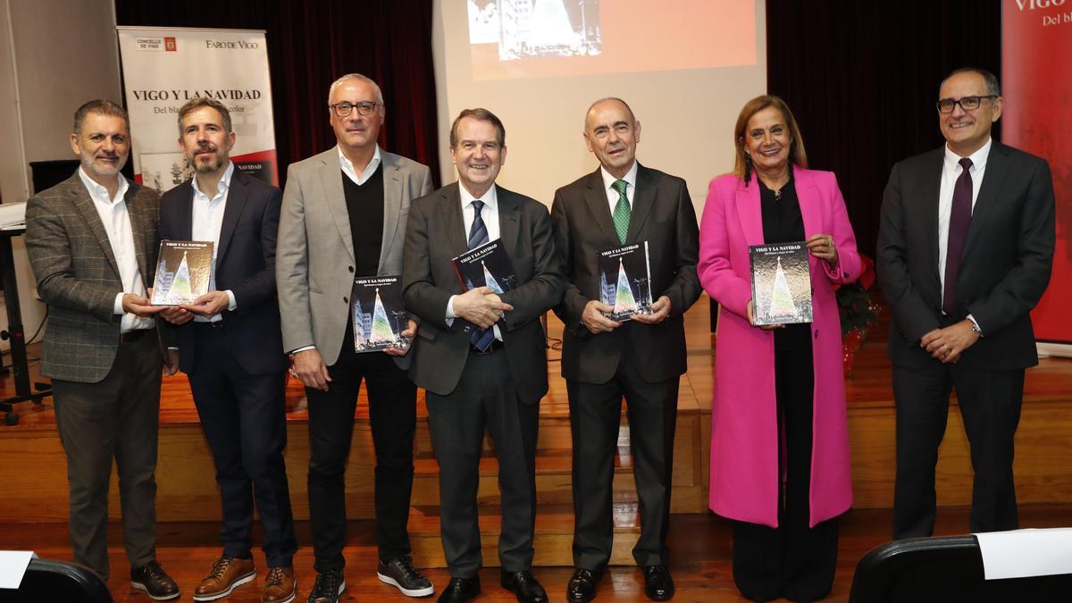 De izq. a dcha.: Ángel Rivas, Pedro Costa, Rogelio Garrido, Abel Caballero, Ceferino de Blas, Carmela Silva y Juan Carlos Da Silva.