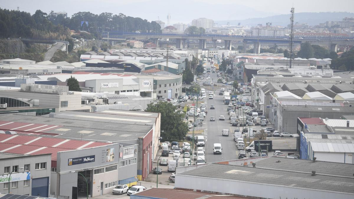 Instalaciones y vehículos en el polígono industrial de Pocomaco.