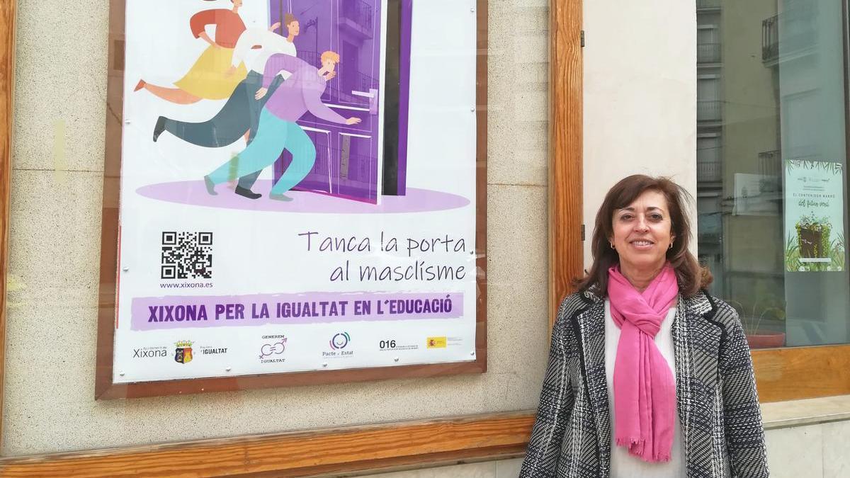 María Teresa Carbonell con el cartel del 8M.
