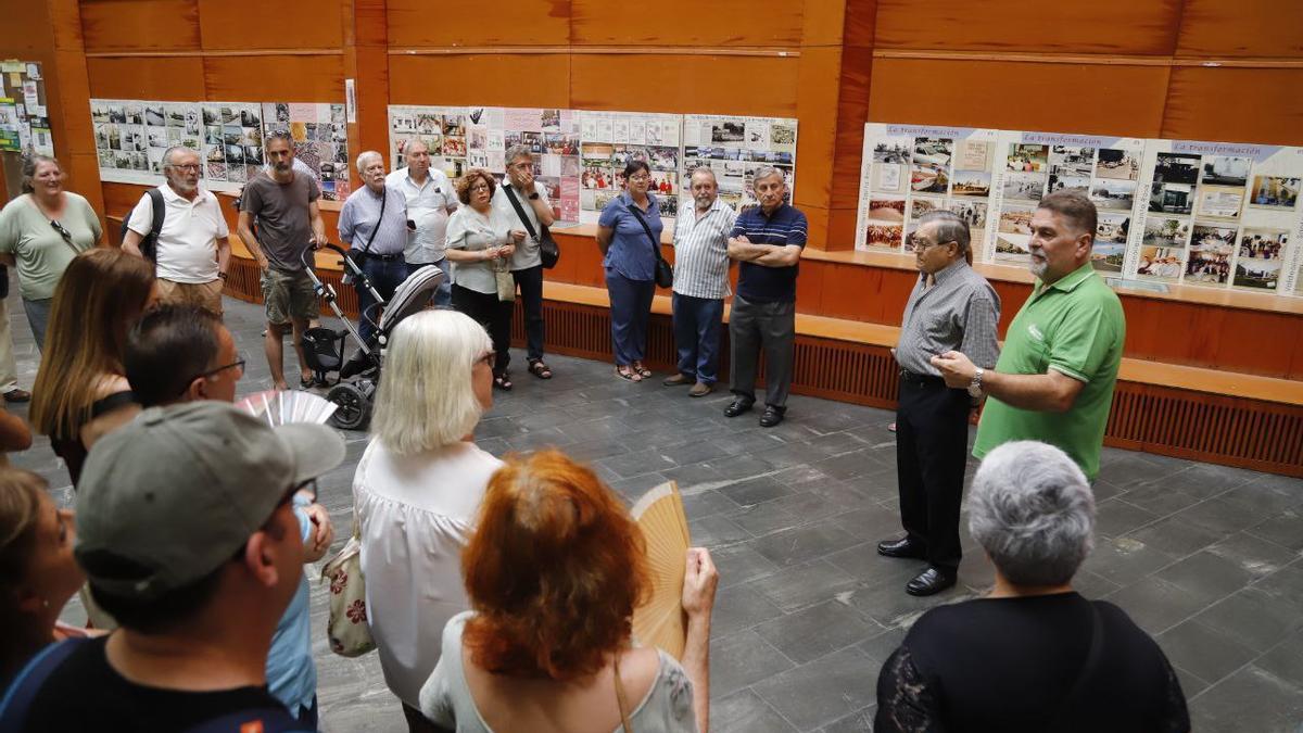 Inauguración de la exposición sobre el barrio de Valdeolleros.