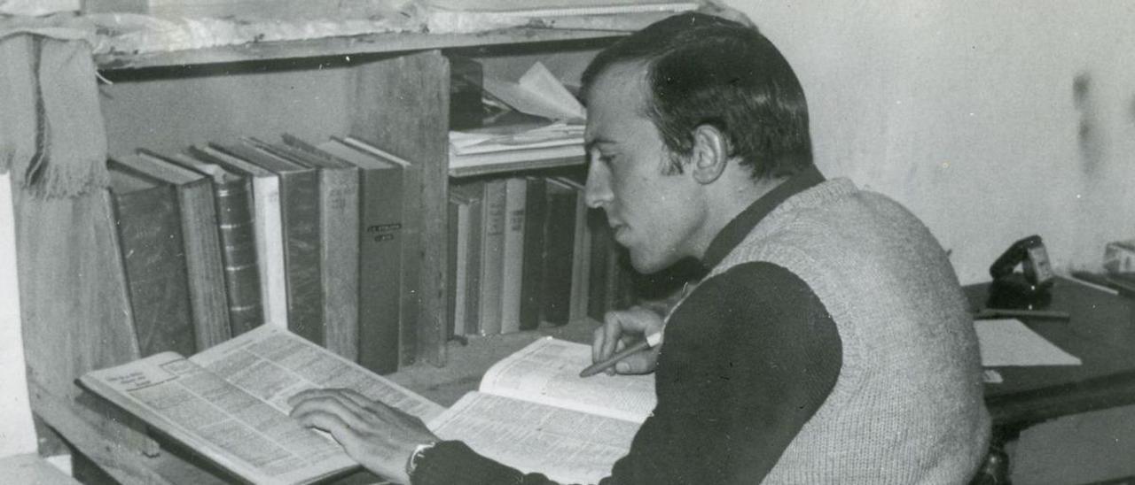 El vigués Ángel Rey Custodia, estudiando la Biblia durante su estancia en prisión.