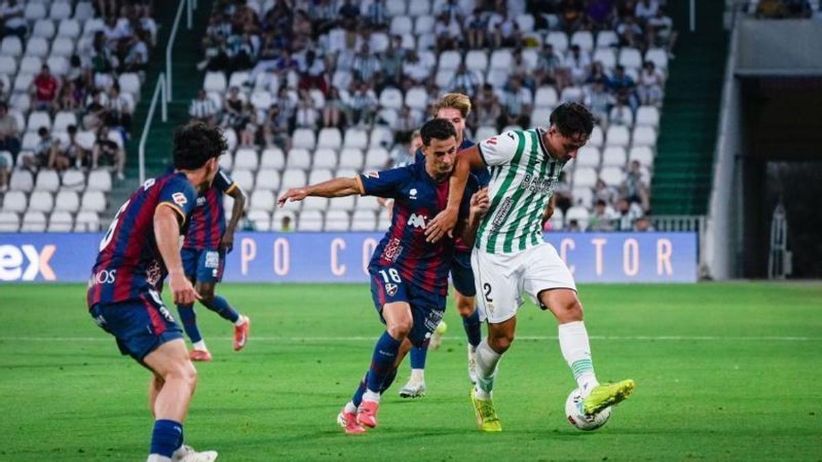Álvarez disputa el balón con un jugador del Córdoba.
