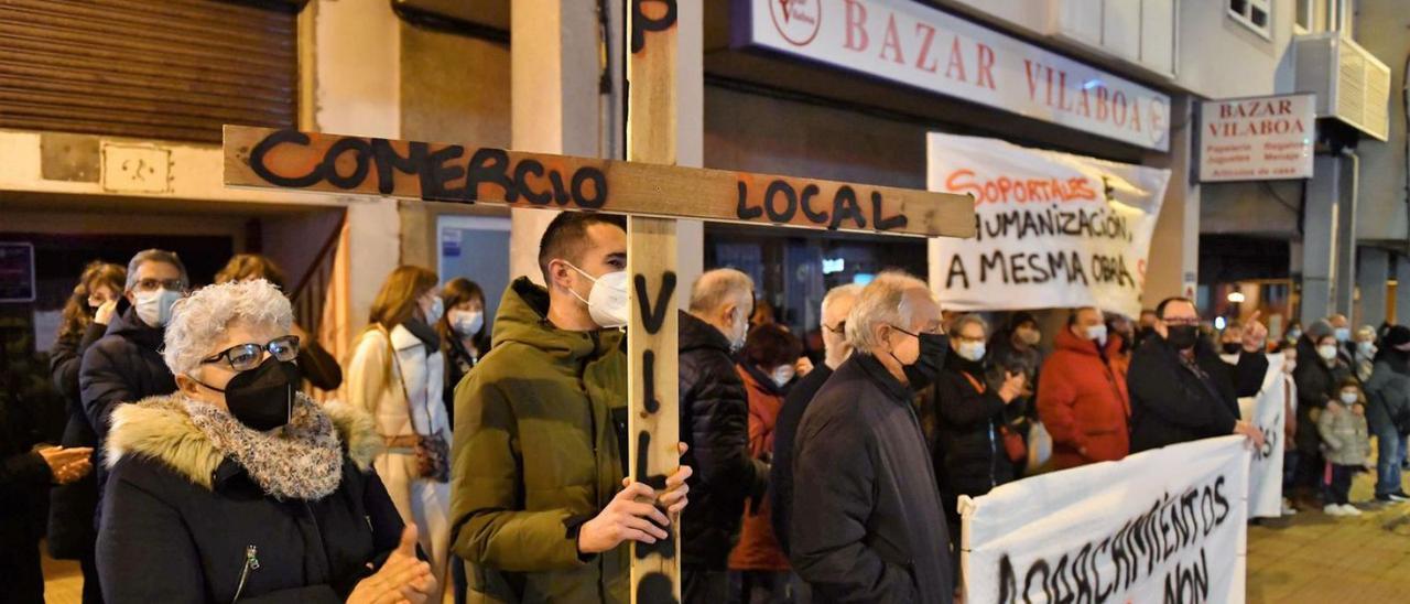 Imagen de la concentración de protesta de los comerciantes de Vilaboa el pasado jueves. |   // VÍCTOR ECHAVE