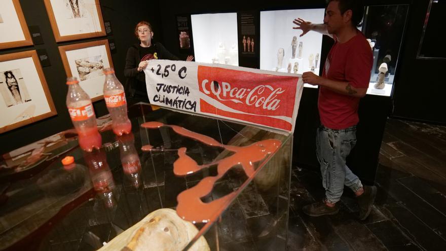 Dos activistas climáticos manchan de rojo una vitrina del Museo Egipcio de Barcelona