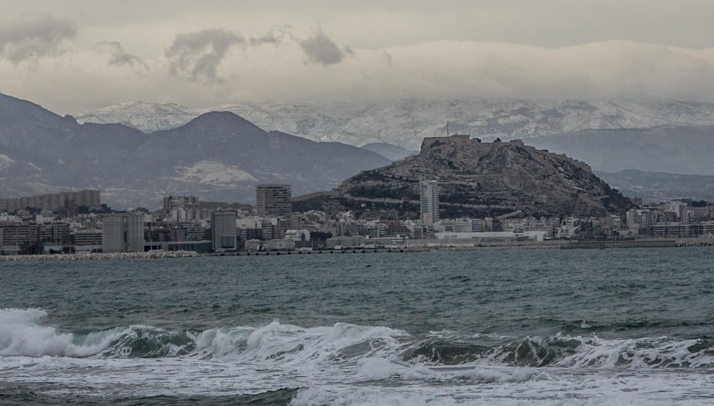 El castillo de Santa Bárbara de Alicante con la sierra nevada de fondo