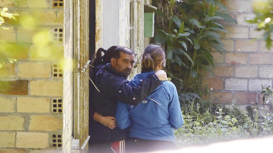 Francisco González Lameiro, en el registro de uno de los almacenes pirotécnicos ilegales.