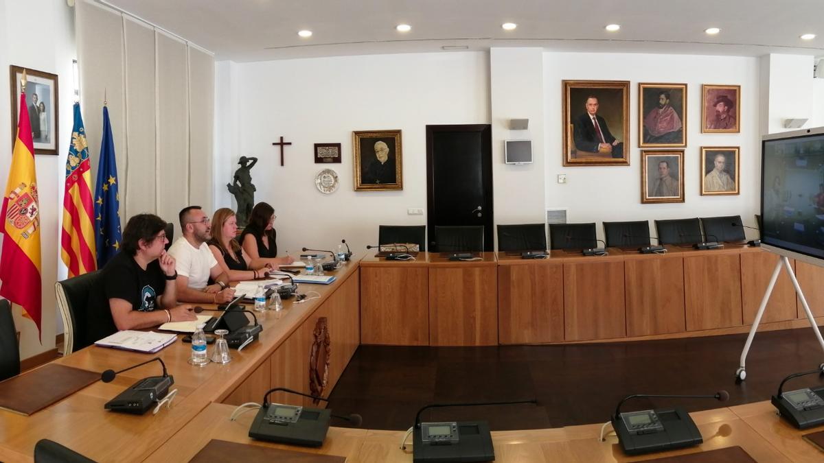 El alcalde y presidente del Consorcio del Millars, José Benlloch, entre otros, durante la junta de gobierno de la entidad.