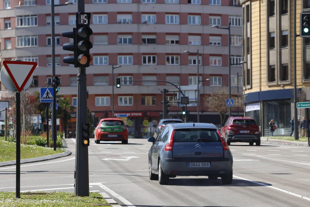 La cuenta atrás recién instalada sobre el semáforo con fotorrojo de acceso a la plaza de la Cruz Roja.
