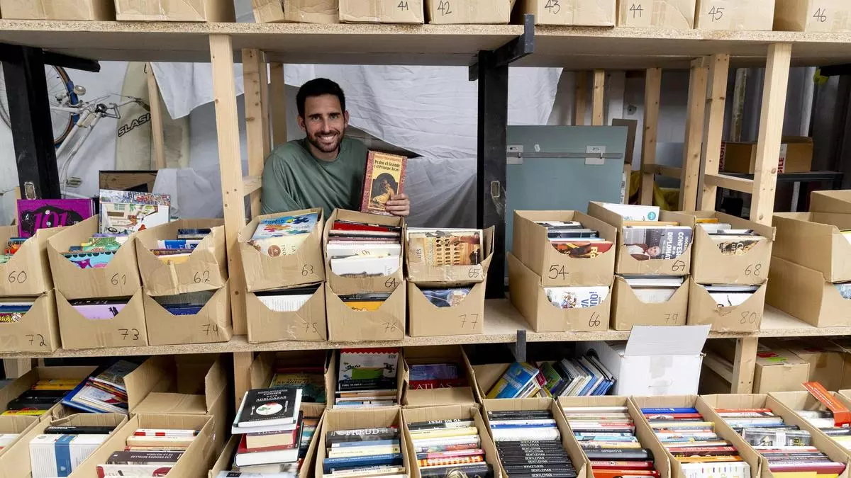Los libros de segunda mano de Twofaces saltan del Whatsapp a las tiendas físicas