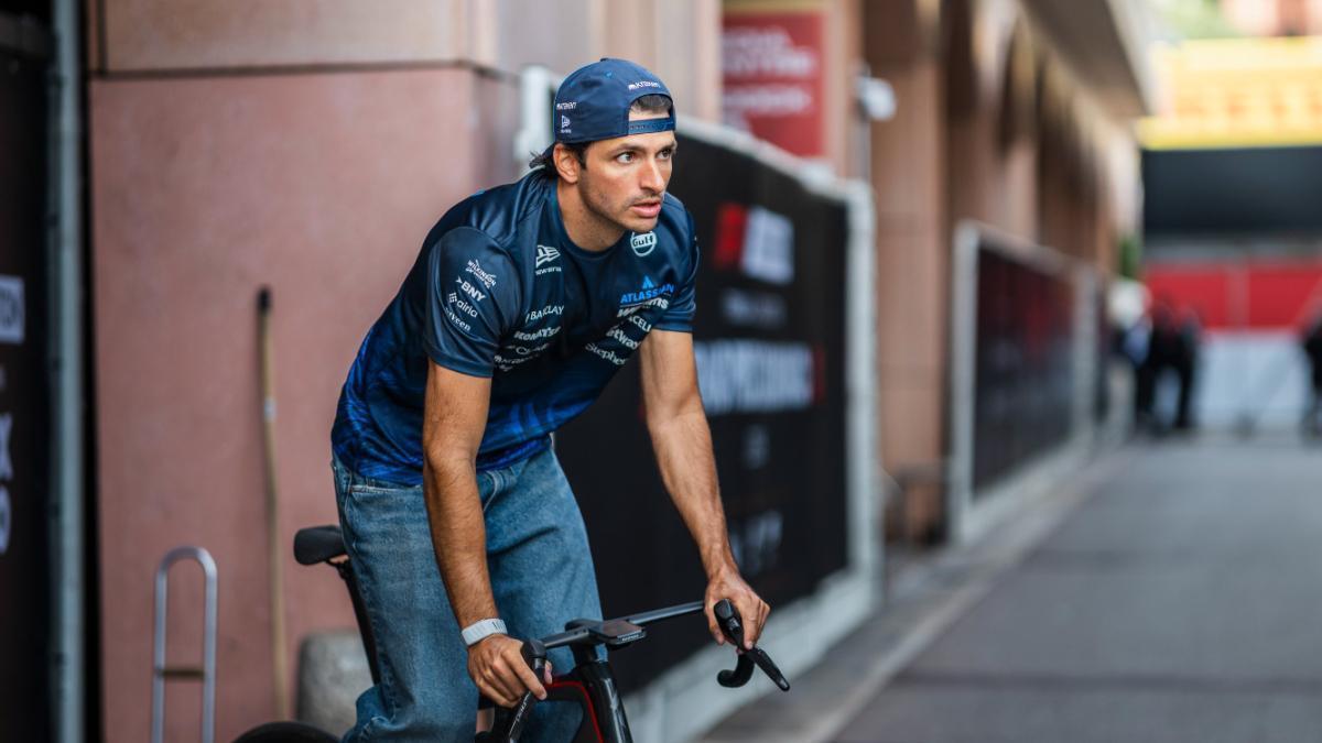 Carlos Sainz vuelve a su casa en bicicleta desde el paddock de Mónaco