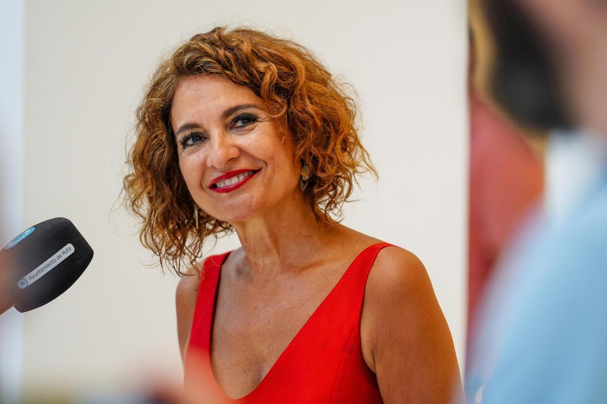 La vicepresidenta primera del Gobierno y ministra de Hacienda, María Jesús Montero, atiende a los medios antes de su visita al ayuntamiento rehabilitado. A 18 de agosto de 2025 en Rota, Cádiz (Andalucía, España).
