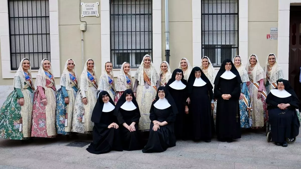 El "rodilla en tierra" de las Hermanitas con Carmen y la corte