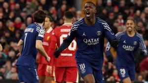 Dembélé celebra el gol del 0-1 per al PSG a Anfield, ahir. | ADAM VAUGHAN / EFE