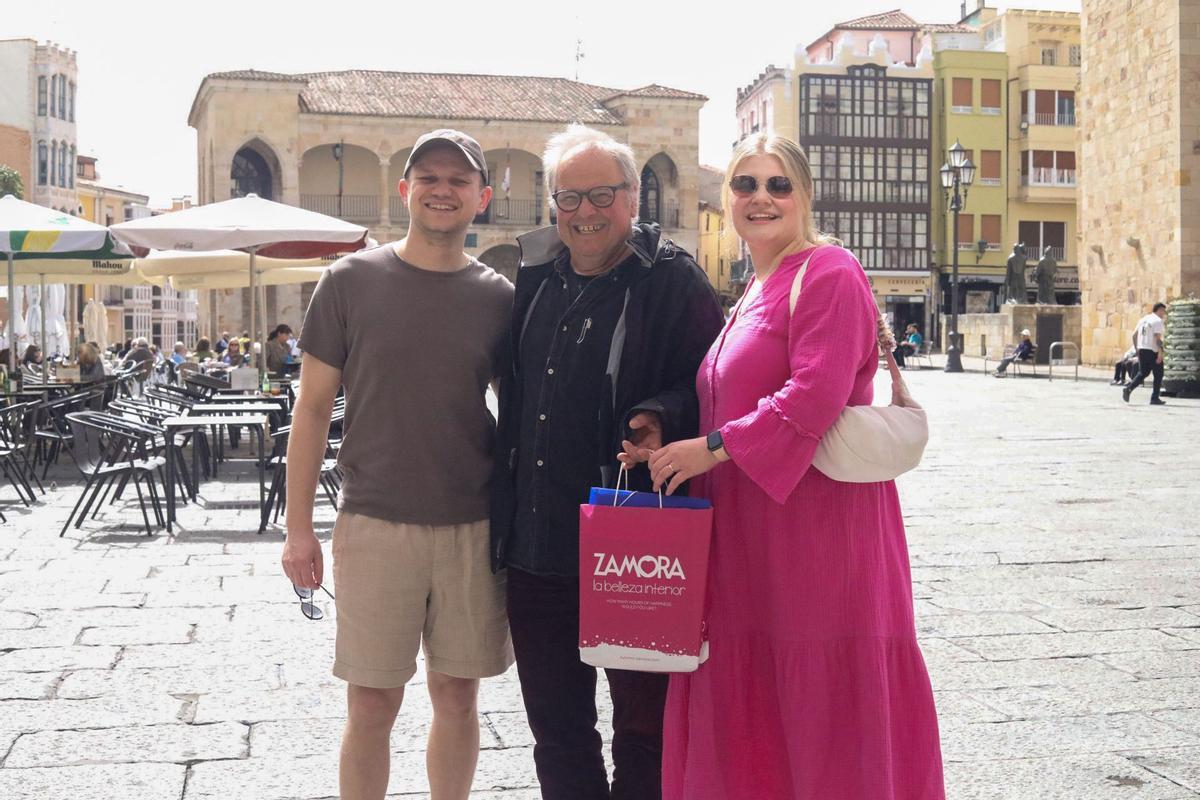 Sebastian y Luisa, ganadores del concurso de un viaje a Zamora, junto al concejal de Turismo.
