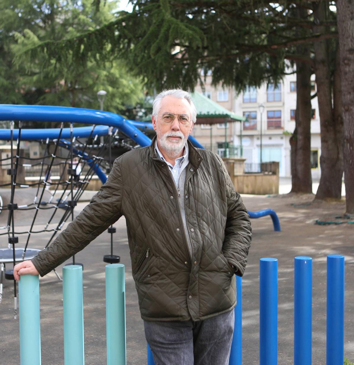 Manuel Vázquez Donsión posa en un parque de Lalín tras jubilarse como médico pediatra en el Sergas. | BERNABÉ/AMANDA CASTRO