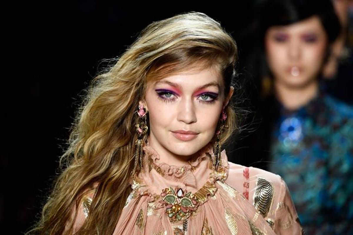 Gigi Hadid en el desfile de Anna Sui en Nueva York