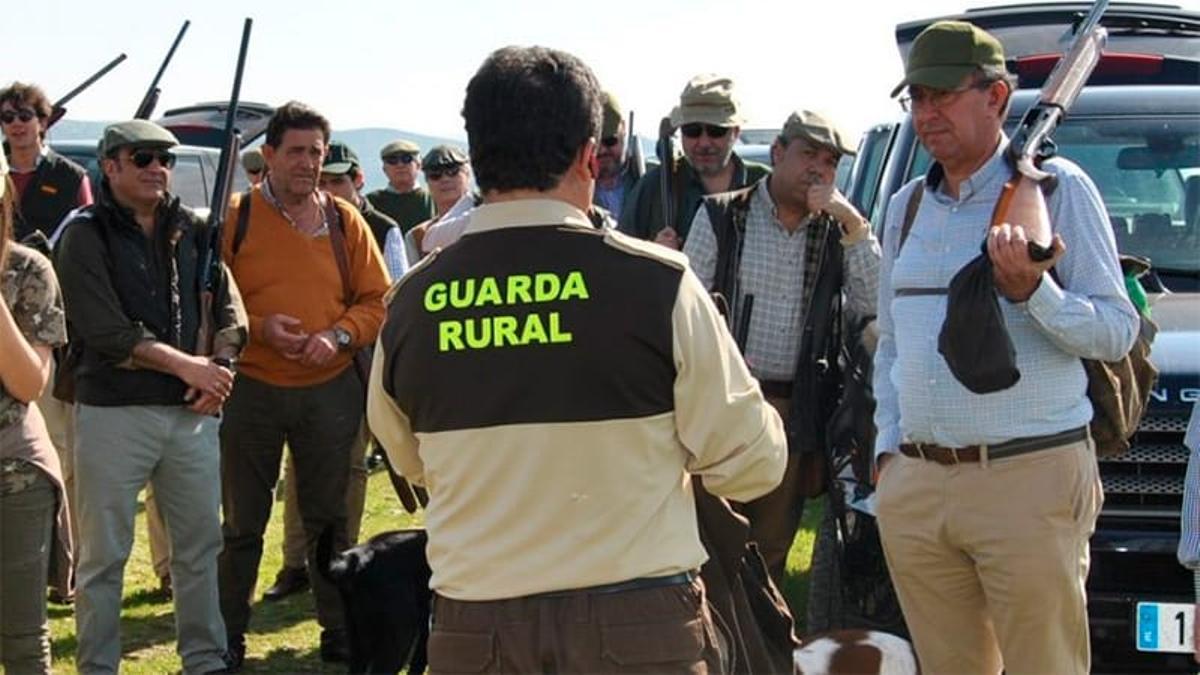 Un guarda rural junto a cazadores de la zona.