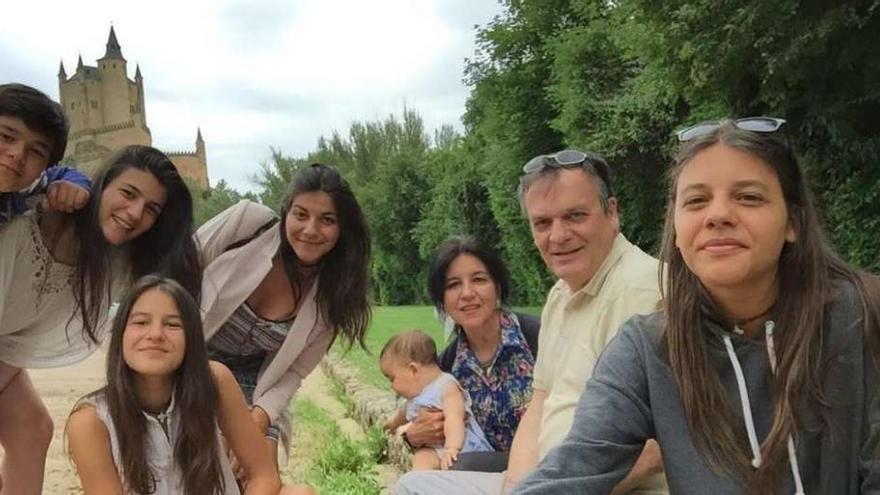 Imagen de la familia de José Manuel Trigo, vicepresidente de la asociación gallega de familias numerosas.