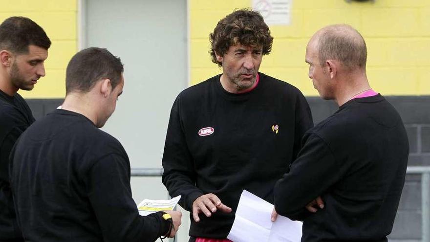 Patxi Salinas conversa con sus ayudantes durante un entrenamiento. // Marcos Canosa