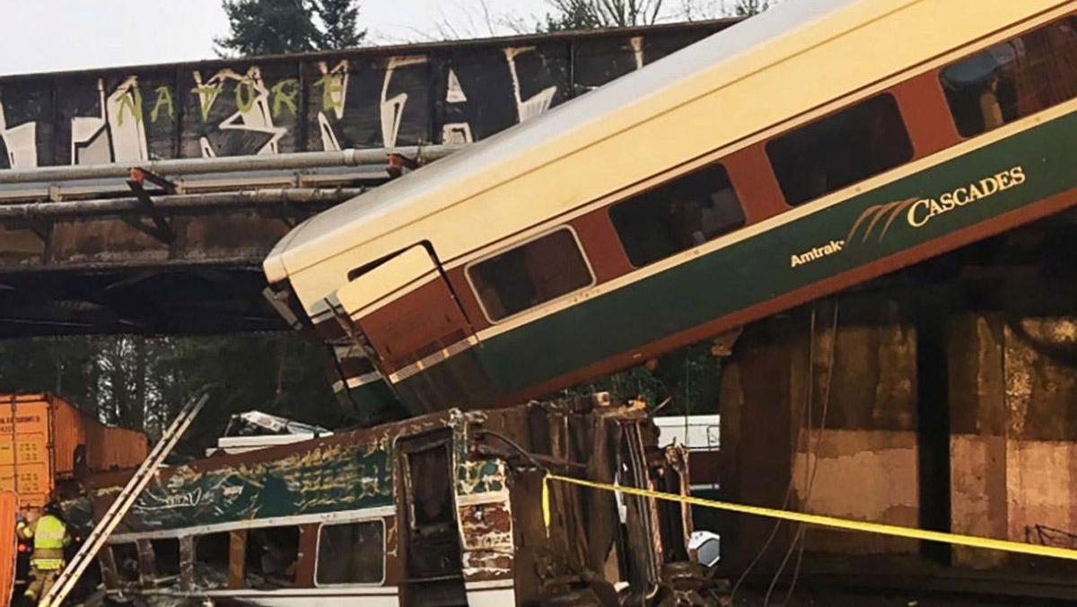 Un tren de Amtrak descarrila sobre la autopista interestatal en el condado de Pierce, estado de Washington, causando varios al menos 6 muertos y multiples heridos.