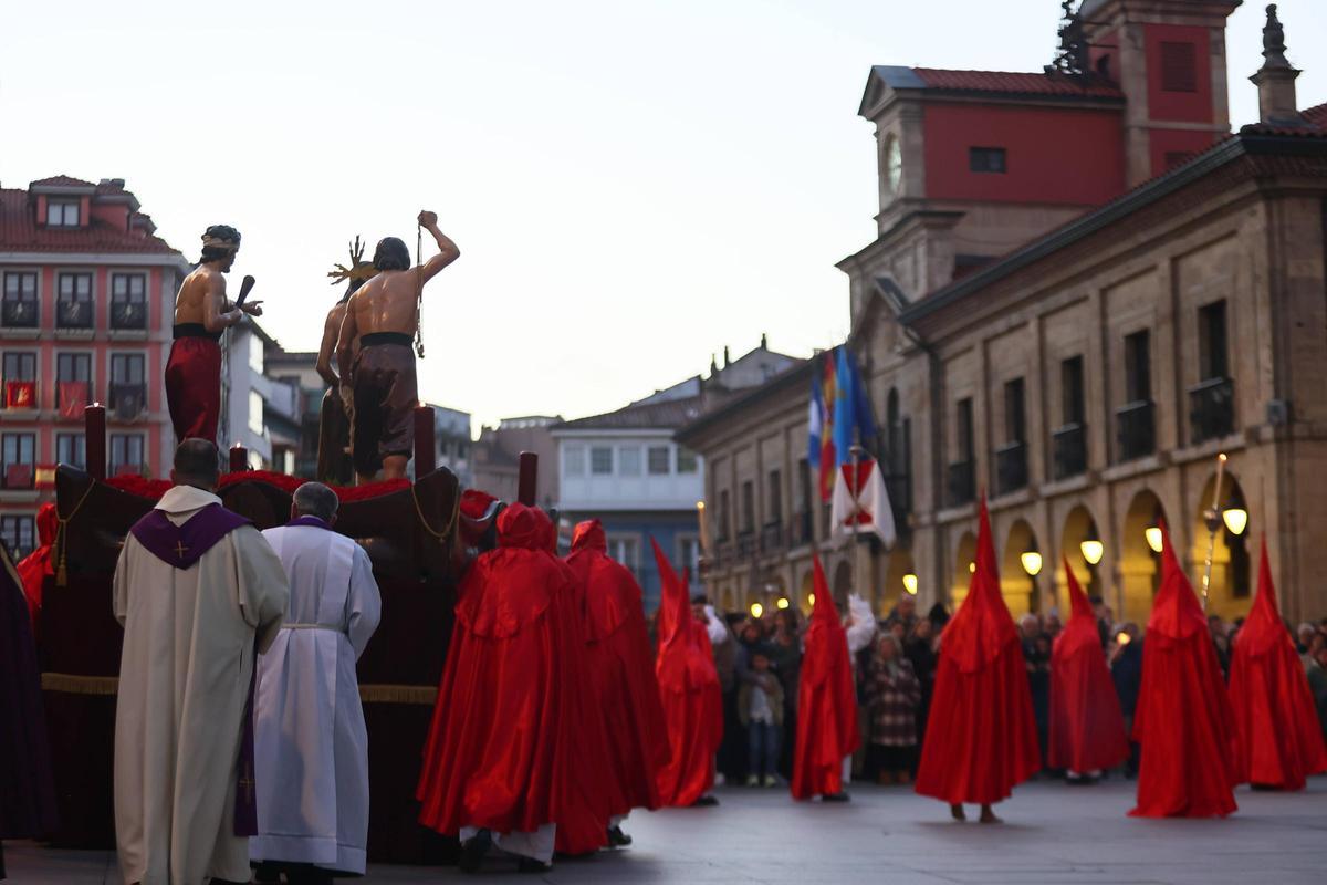 EN IMÁGENES: La multitudinaria prcesión de San Pedro en Avilés