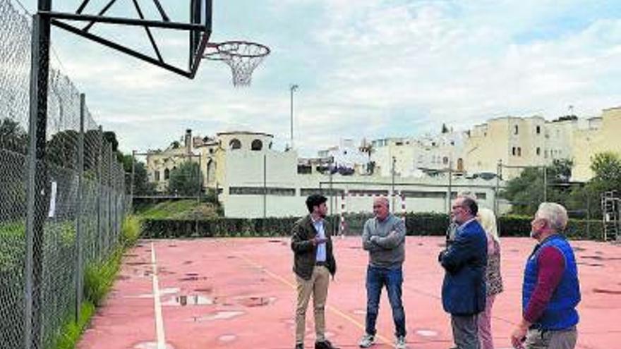 El Ayuntamiento repara la pista deportiva de Alkabir