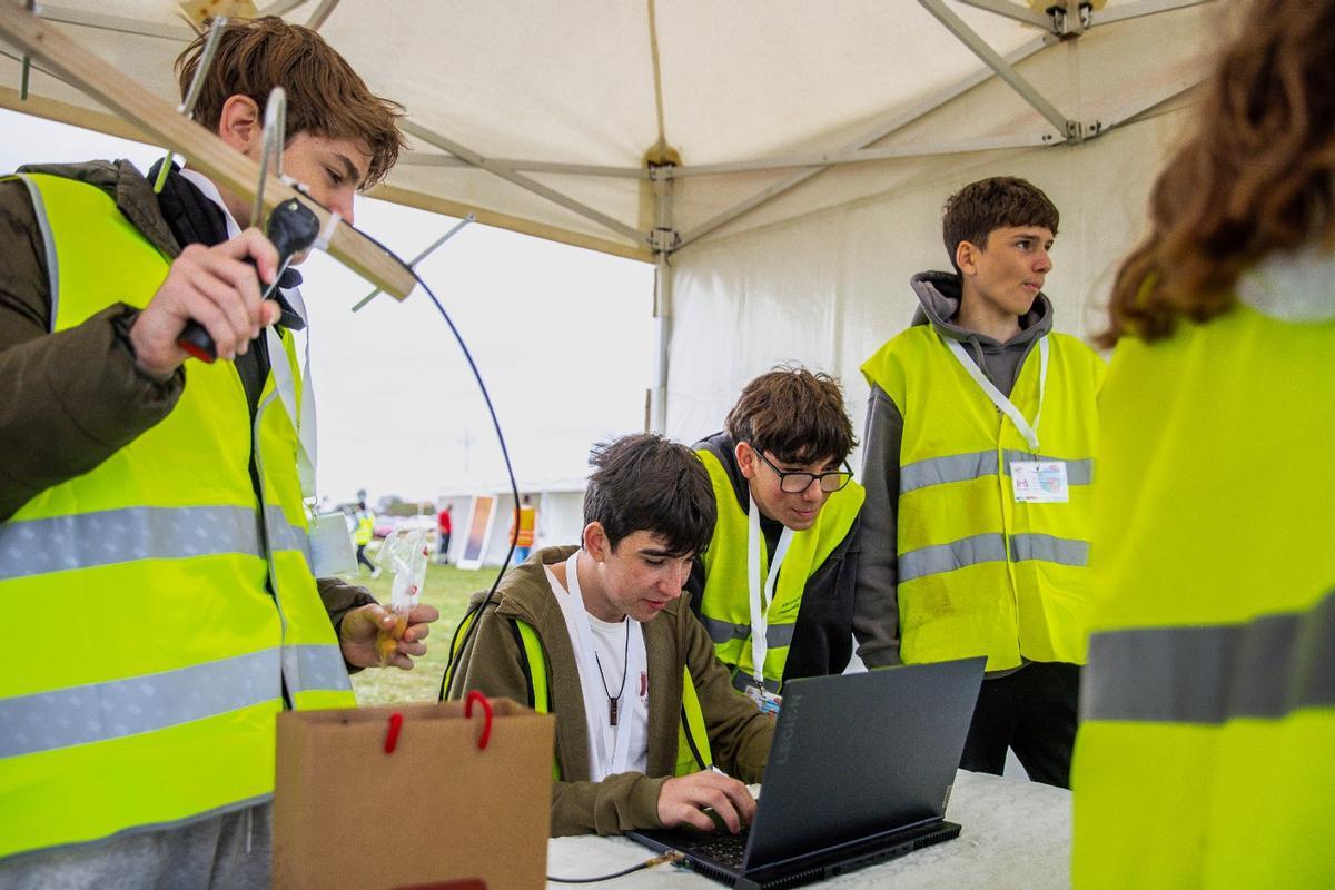 Alumnos de dieciséis institutos de Baleares lanzan sus satélites al cielo en el Desafío CanSat 2025