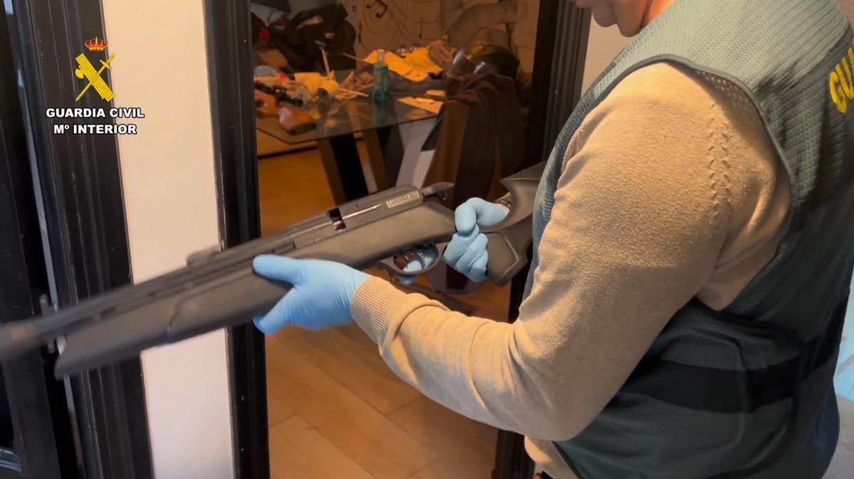 Una de los escopetas intervenidas a los proxenetas.