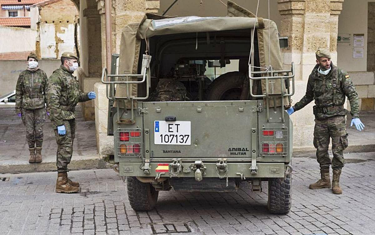 Soldados de artillería en la Plaza Mayor durante la primera semana del decreto de alarma .