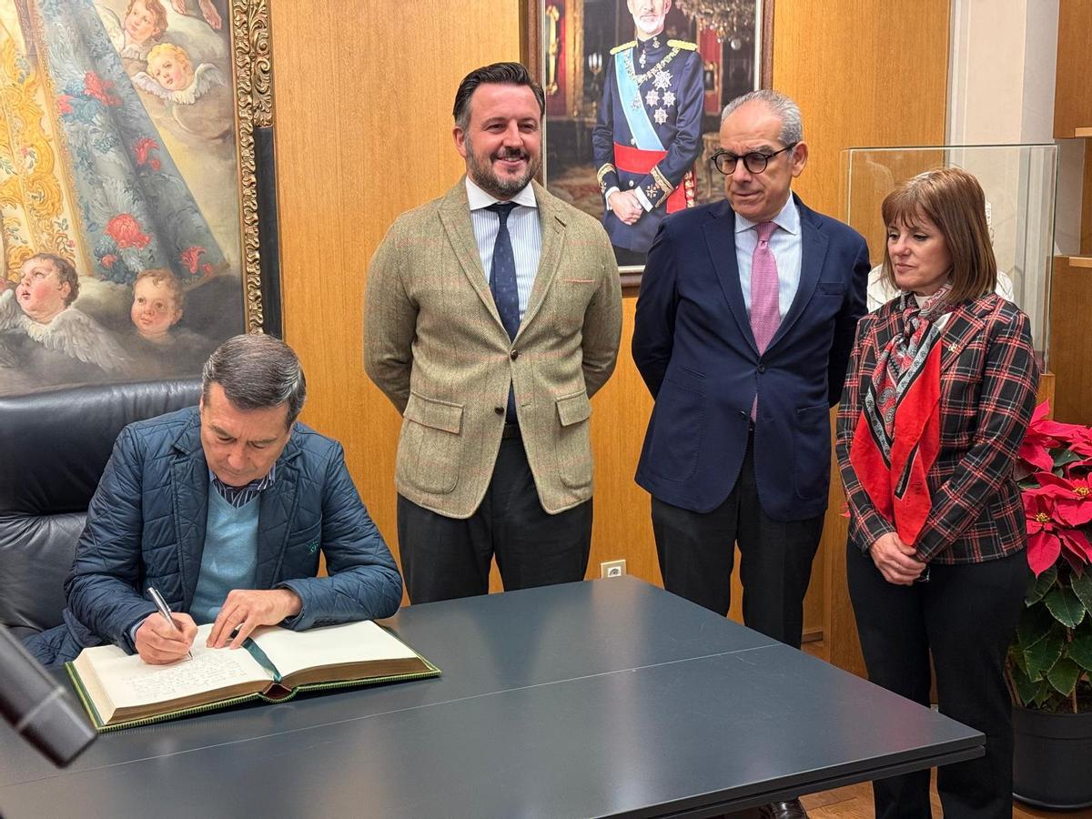 El conseller de Sanidad, Marciano Gómez, tras firmar este viernes en el libro de honor del Ayuntamiento de Elche