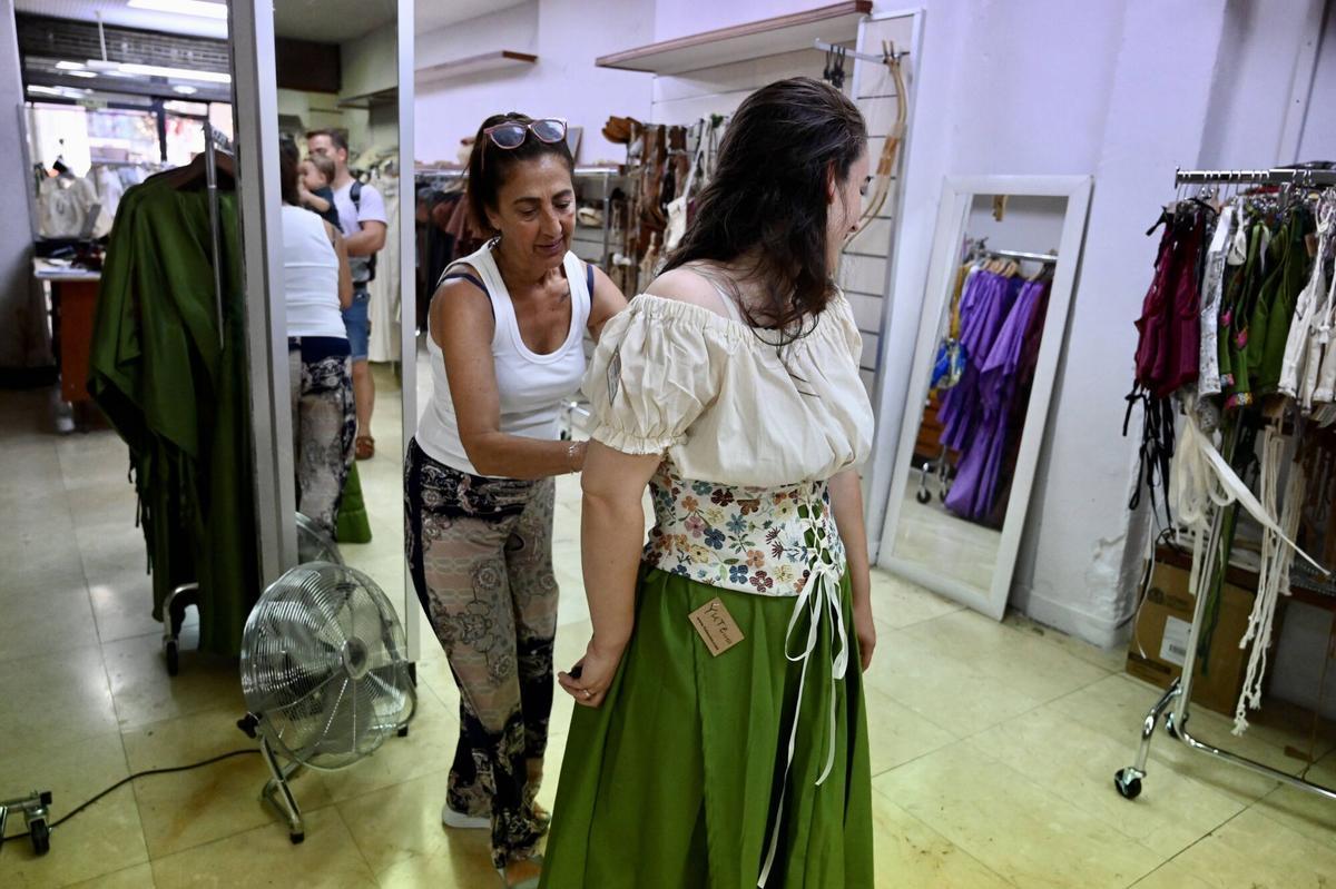 PONTEVEDRA.Reportaje sobre alquiler y compra de trajes para la Feira Franca