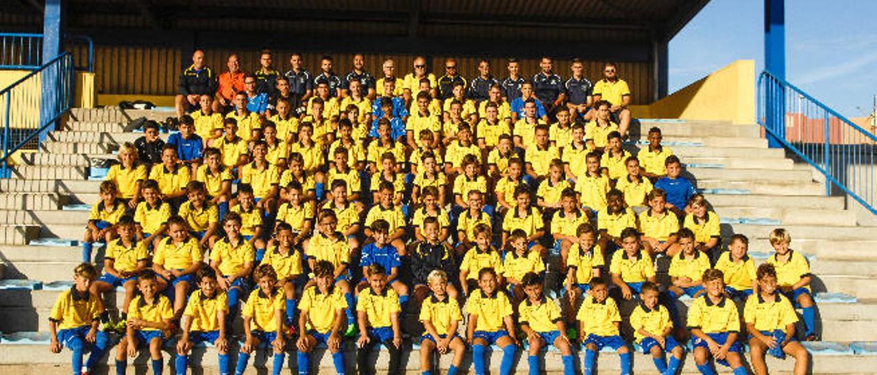 Grupo formado con algunos jugadores de categoría cadete y juvenil y entrenadores del club.