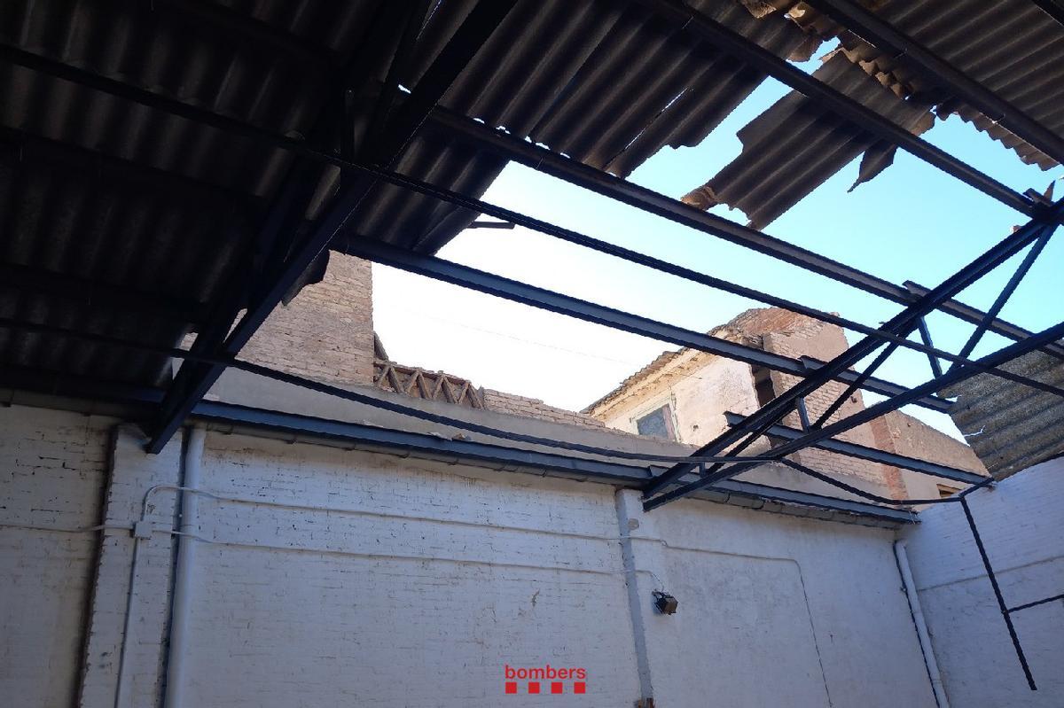 La paret del terrat de la casa va caure sobre el sostre de l'aparcament del costat, aquest dijous a Calaf