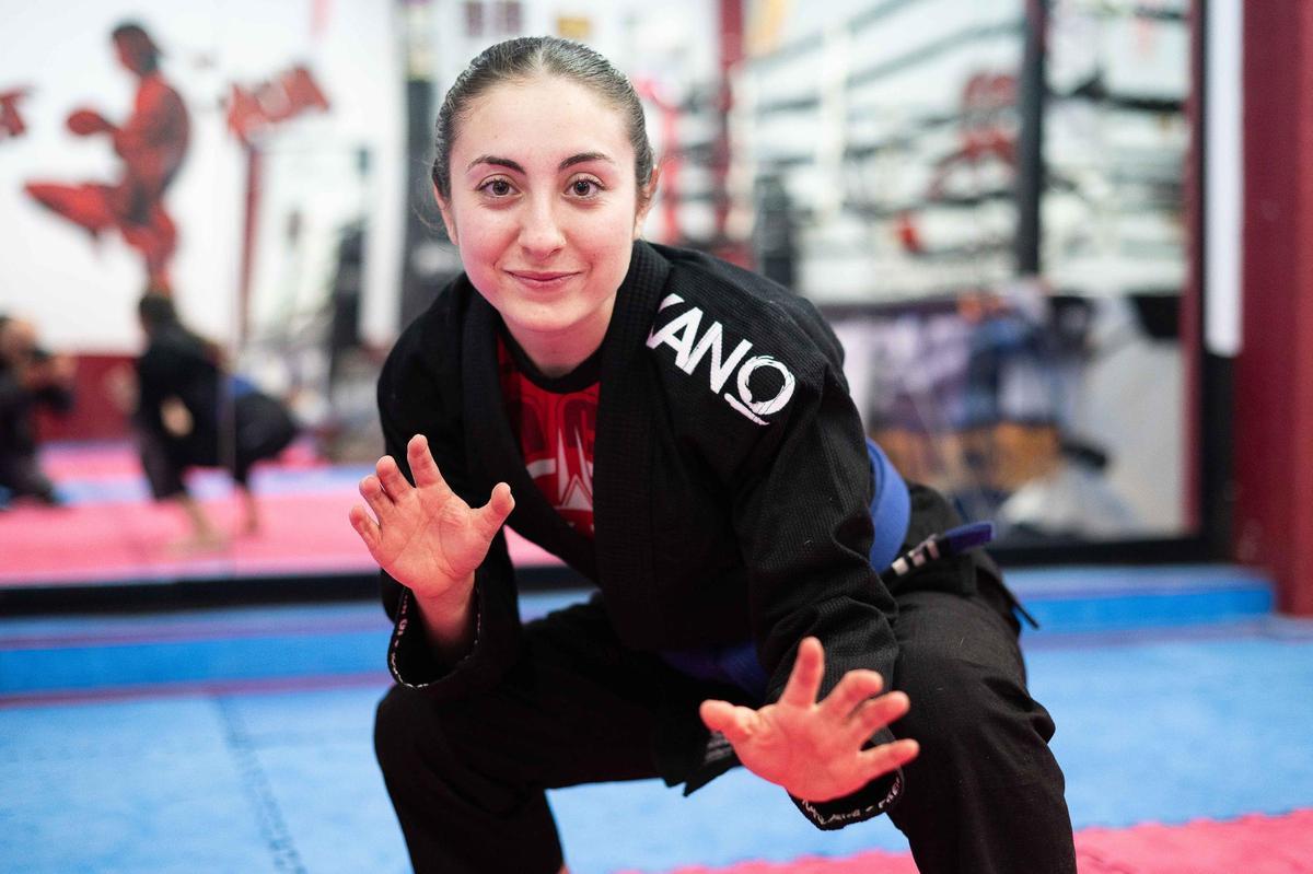 Claudia Munilla ejecuta un movimiento de jiu jitsu.