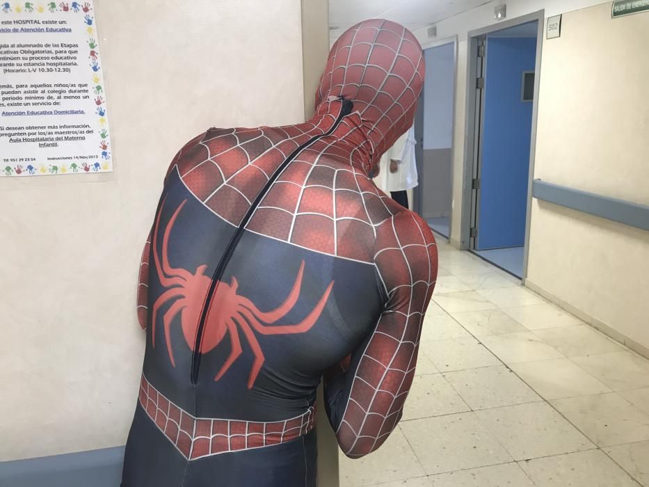 Eduardo Rodríguez recorre las plantas de oncología vestido de Spiderman.