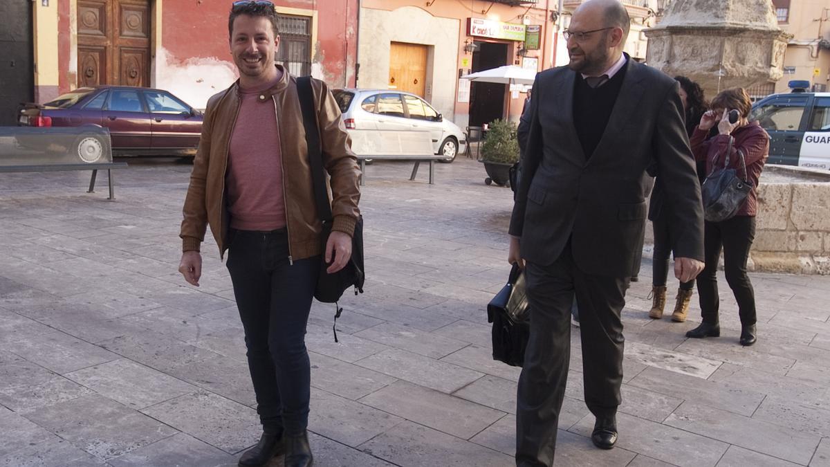 El alcalde de la Font de la Figuera, Vicent Muñoz, en una de sus comparecencias en el juzgado de Xàtiva.