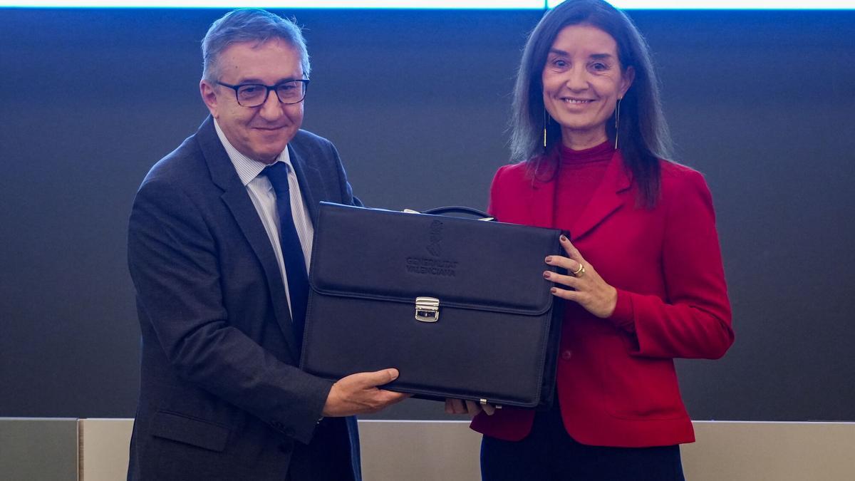 José Antonio Rovira y Ruth Merino, en el traspaso de carteras de Hacienda.