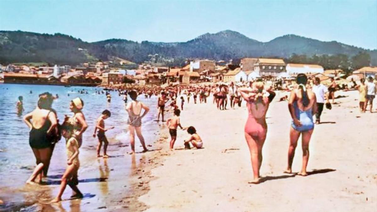 Unha imaxe da praia de Rodeira, en Cangas, na década de 1970.