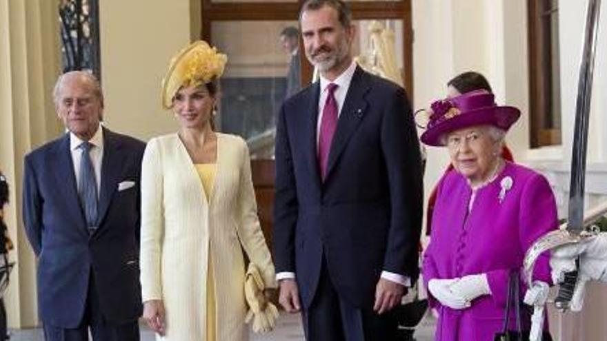 Benvinguda de la reina Isabel II i del duc d&#039;Edimburg als reis espanyols al Gran Hall del Buckingham.