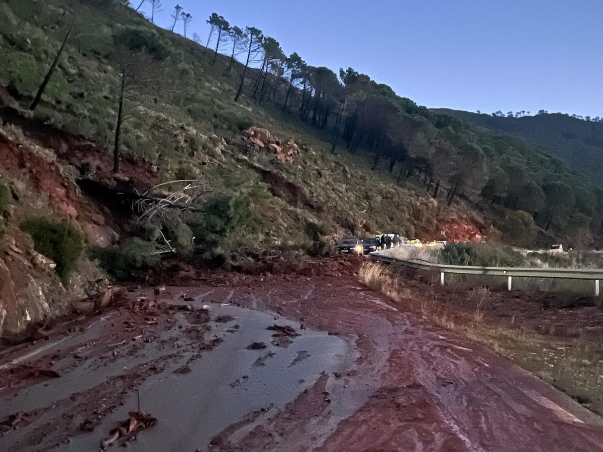 Carretera MA-8301, de Estepona a Jubrique, cortada por desprendimientos ocasionados por la borrasca Francis.