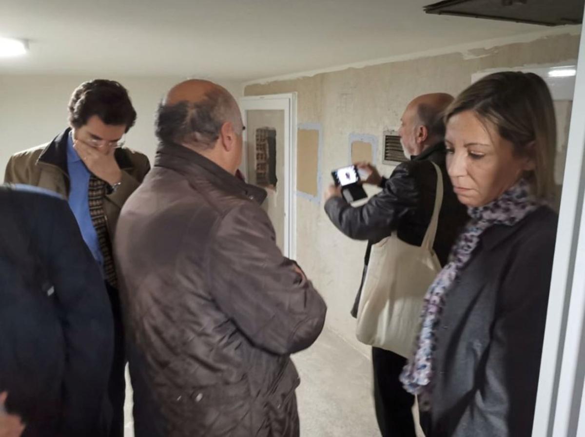 Un momento de la visita de las familias a la cripta del Valle de los Caídos. A la izquierda, su abogado, Eduardo Ranz.