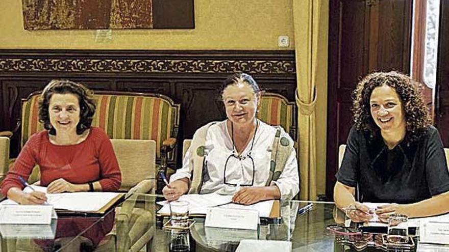 Fina Santiago, Mae de la Concha y Cati Cladera, ayer.