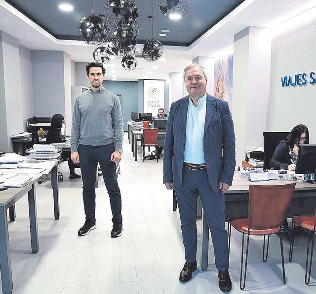 Ángel Cabana y Pablo Cabana en las instaciones de Viajes Sant Yago