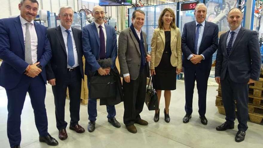 Visita a las instalaciones de Delta  |  El alcalde Abel Caballero acompañó ayer a la dirección de Delta Vigo en una visita a las instalaciones de la compañía, primera empresa aeronáutica de capital cien por cien gallego. En el encuentro participaron también la secretaria de Estado de Comercio, Xiana Margadira Méndez, el delegado del Consorcio de la Zona Franca, David Regades y el director territorial de Comercio e ICEX Galicia, entre otros, que mantuvieron una reunión con el director del grupo, Francisco Puga.