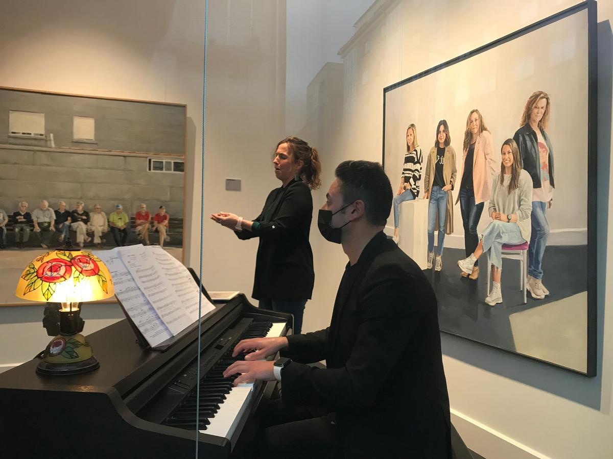 Carlos Oubiña actuando al lado de Andrea Búa en la Galería de Arte Besada.