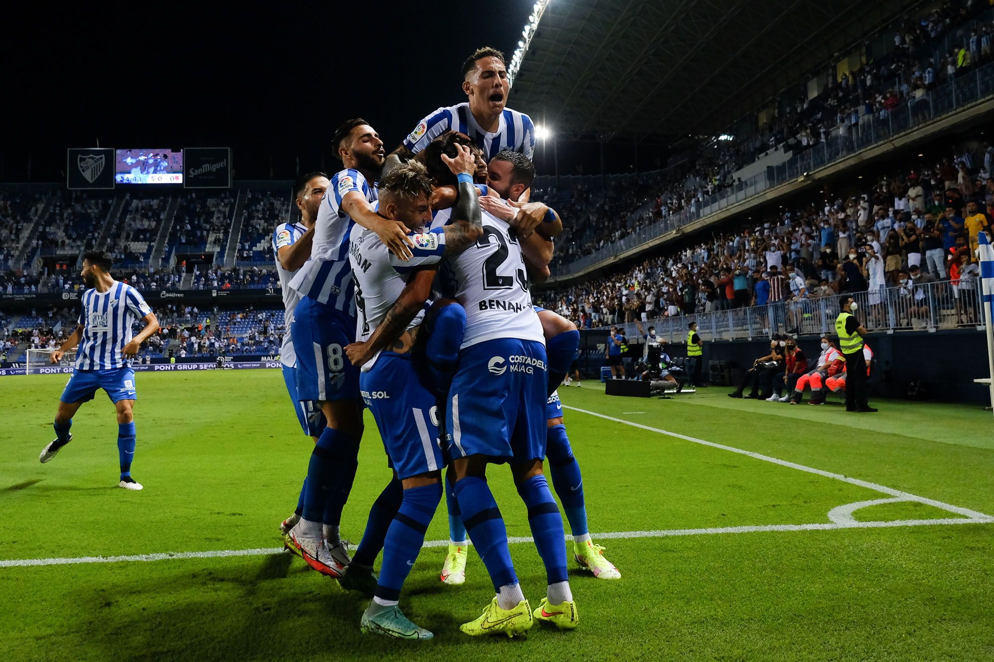 Los jugadores del Málaga CF celebran el tanto de Escassi ante el Alcorcón.