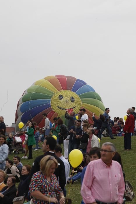 Salida de la regata de globos aerostáticos desde el "solarón", en Gijón.