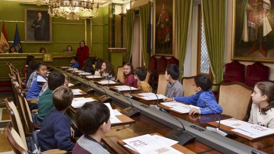 Los niños de Ventanielles, en el Ayuntamiento de Oviedo durante el Pleno infantil de ayer.