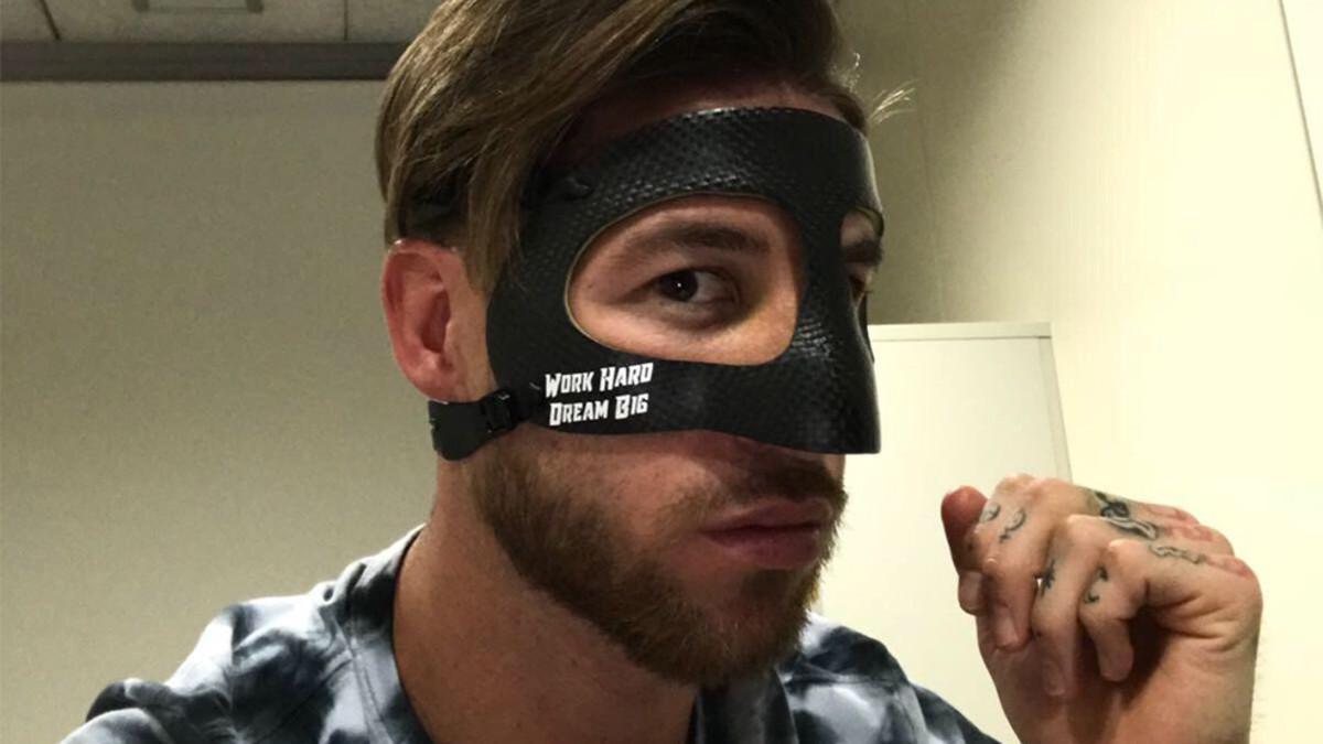 Sergio Ramos, luciendo su nueva máscara