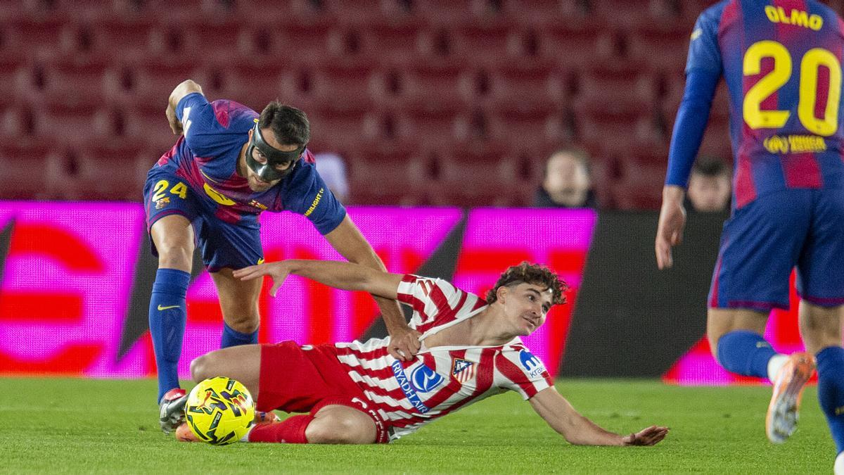 Eric recupera un balón ante Julián Álvarez.
